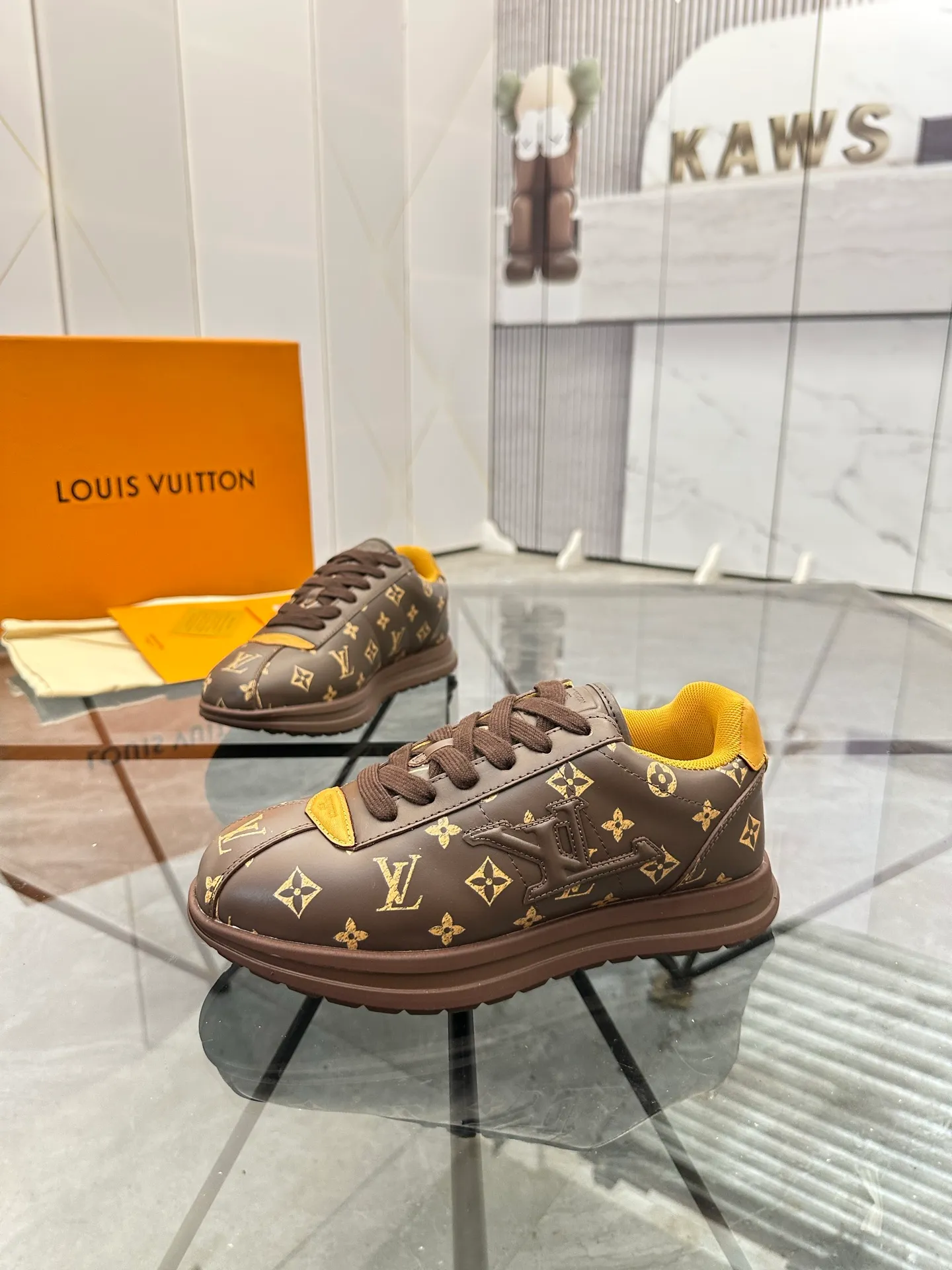 Men's shoes: 💰P700¥ Top quality Product trademark: LV* "Louis Vuitton*" low-top casual shoes Regular size: 35-45 (can be customized to 46) Couple style Product materials: Imported cowhide upper, breathable lining, original outsole. Number: two